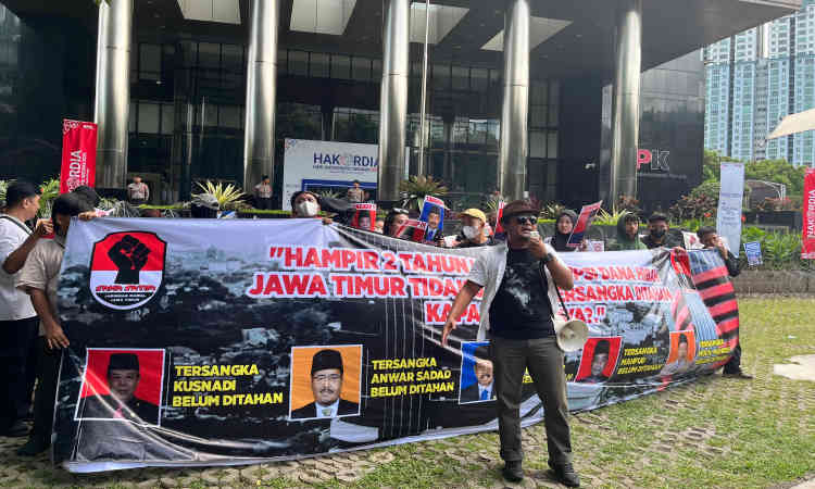 Massa Jaka Jatim saat menggelar aksi demonstrasi di depan Gedung KPK RI, Jakarta Selatan, menuntut penahanan 17 tersangka kasus korupsi Dana Hibah Jatim, Senin (8/12/2025).