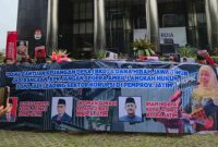 Massa Jaringan Kawal Jawa Timur (Jaka Jatim) menggelar aksi demonstrasi di depan Gedung KPK RI, Jakarta Selatan, Selasa (9/12/2025).