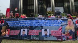 Massa Jaringan Kawal Jawa Timur (Jaka Jatim) menggelar aksi demonstrasi di depan Gedung KPK RI, Jakarta Selatan, Selasa (9/12/2025).