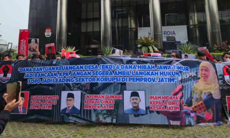 Massa Jaringan Kawal Jawa Timur (Jaka Jatim) menggelar aksi demonstrasi di depan Gedung KPK RI, Jakarta Selatan, Selasa (9/12/2025).