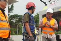 Personel lapangan Indosat Ooredoo Hutchison melakukan pemantauan dan pemeliharaan jaringan di wilayah Jawa Timur guna memastikan layanan tetap andal selama periode Natal dan Tahun Baru 2025.