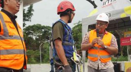 Personel lapangan Indosat Ooredoo Hutchison melakukan pemantauan dan pemeliharaan jaringan di wilayah Jawa Timur guna memastikan layanan tetap andal selama periode Natal dan Tahun Baru 2025.