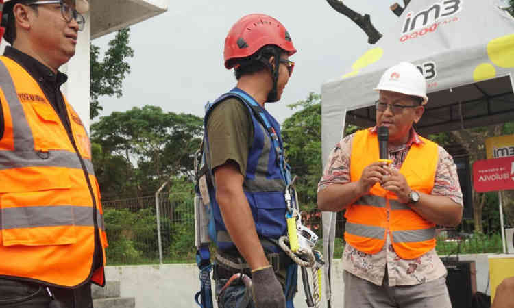 Personel lapangan Indosat Ooredoo Hutchison melakukan pemantauan dan pemeliharaan jaringan di wilayah Jawa Timur guna memastikan layanan tetap andal selama periode Natal dan Tahun Baru 2025.