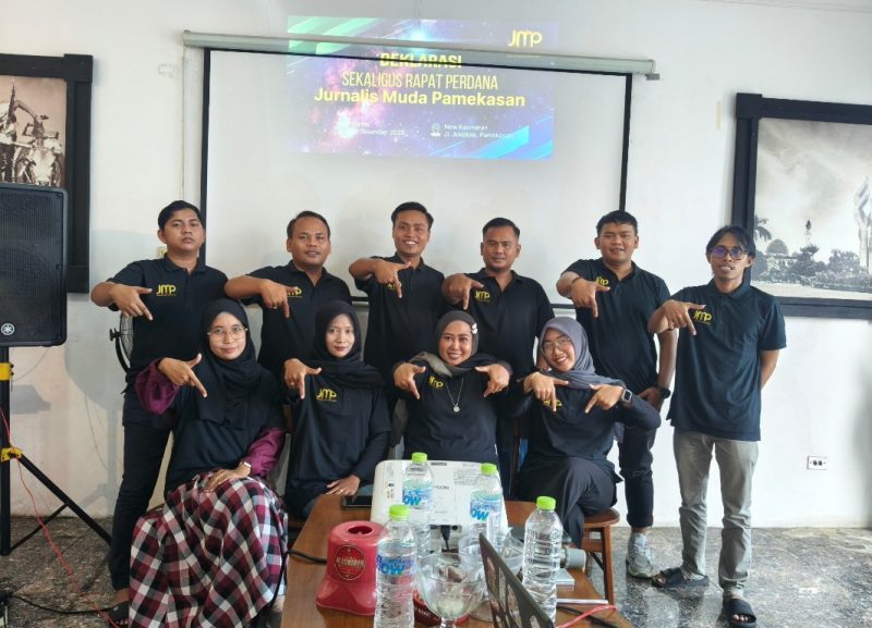 Foto bersama ketua dan Pengurus Jurnalis Muda Pamekasan 