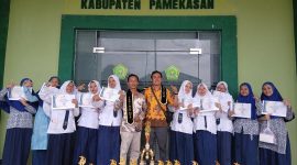 Siswi dan guru MTsN 3 Pamekasan foto bersama usai sukses meraih Juara Umum untuk ketiga kalinya secara berturut-turut.