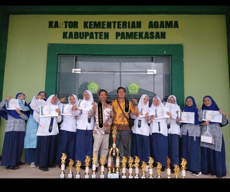 Siswi dan guru MTsN 3 Pamekasan foto bersama usai sukses meraih Juara Umum untuk ketiga kalinya secara berturut-turut.