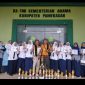 Siswi dan guru MTsN 3 Pamekasan foto bersama usai sukses meraih Juara Umum untuk ketiga kalinya secara berturut-turut.