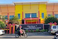 Pengendara sepeda motor saat melintas di depan Rumah sakit umum Mohammad Noer Pamekasan.