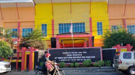 Pengendara sepeda motor saat melintas di depan Rumah sakit umum Mohammad Noer Pamekasan.