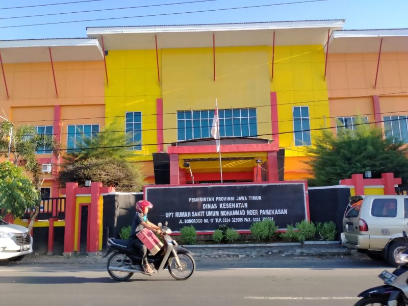 Pengendara sepeda motor saat melintas di depan Rumah sakit umum Mohammad Noer Pamekasan.