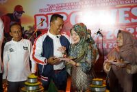 Momen pendiri Bani Insan Peduli (BIP) Ali Zainal Abidin, bersama istri saat merayakan Anniversari di Ke-1 di hotel Bumi Surabaya, Minggu (7/12/2025).