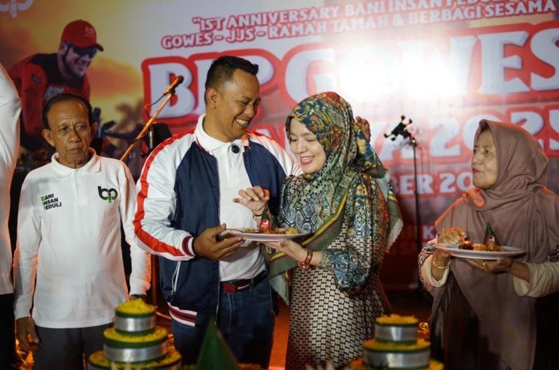 Momen pendiri Bani Insan Peduli (BIP) Ali Zainal Abidin, bersama istri saat merayakan Anniversari di Ke-1 di hotel Bumi Surabaya, Minggu (7/12/2025).