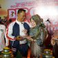 Momen pendiri Bani Insan Peduli (BIP) Ali Zainal Abidin, bersama istri saat merayakan Anniversari di Ke-1 di hotel Bumi Surabaya, Minggu (7/12/2025).