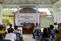 Dua pemateri saat menyampaikan materi penguatan potensi lokal menuju Desa mandiri sejahtera di di Balai Desa Moncek Tengah, Kecamatan Lenteng, Kabupaten Sumenep, Senin (5/1/2026).