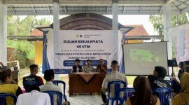 Dua pemateri saat menyampaikan materi penguatan potensi lokal menuju Desa mandiri sejahtera di di Balai Desa Moncek Tengah, Kecamatan Lenteng, Kabupaten Sumenep, Senin (5/1/2026).