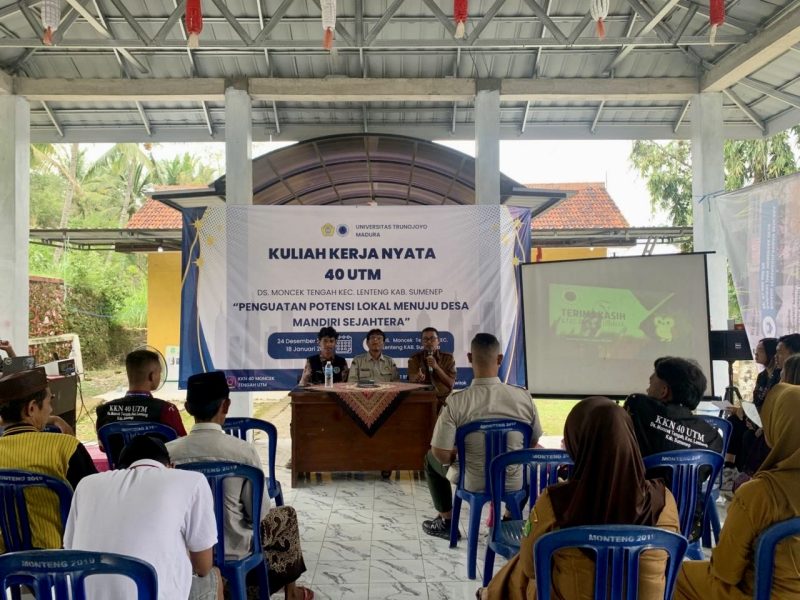 Dua pemateri saat menyampaikan materi penguatan potensi lokal menuju Desa mandiri sejahtera di di Balai Desa Moncek Tengah, Kecamatan Lenteng, Kabupaten Sumenep, Senin (5/1/2026).