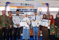Ketua STEI Masyarakat Madani Pamekasan, Mohammad Romli (berkopiah), didampingi dosen pendamping saat menyerahkan piagam dan piala penghargaan kepada pemenang lomba EACC 2026.