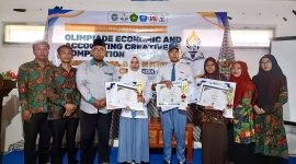 Ketua STEI Masyarakat Madani Pamekasan, Mohammad Romli (berkopiah), didampingi dosen pendamping saat menyerahkan piagam dan piala penghargaan kepada pemenang lomba EACC 2026.