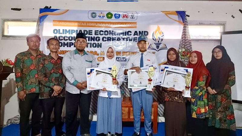 Ketua STEI Masyarakat Madani Pamekasan, Mohammad Romli (berkopiah), didampingi dosen pendamping saat menyerahkan piagam dan piala penghargaan kepada pemenang lomba EACC 2026.