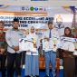 Ketua STEI Masyarakat Madani Pamekasan, Mohammad Romli (berkopiah), didampingi dosen pendamping saat menyerahkan piagam dan piala penghargaan kepada pemenang lomba EACC 2026.