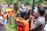 Tim Personel gabungan saat proses melakukan evakuasi korban.