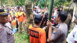 Tim Personel gabungan saat proses melakukan evakuasi korban.