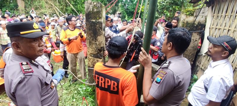 Tim Personel gabungan saat proses melakukan evakuasi korban.