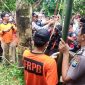 Tim Personel gabungan saat proses melakukan evakuasi korban.