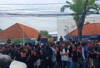 Karyawan HJS Menunggu Oknum LSM yang meresahkan 