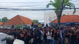 Karyawan HJS Menunggu Oknum LSM yang meresahkan 