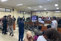 Caption: Empat Terdakwa Kasus Dugaan Korupsi DID PEN Rp 12 Miliar Saat Menjalani Sidang Perdana di Pengadilan Tipidkor Sidoarjo (Sumber Foto: dok/Jatimzone.com)