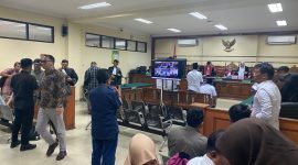 Caption: Empat Terdakwa Kasus Dugaan Korupsi DID PEN Rp 12 Miliar Saat Menjalani Sidang Perdana di Pengadilan Tipidkor Sidoarjo (Sumber Foto: dok/Jatimzone.com)