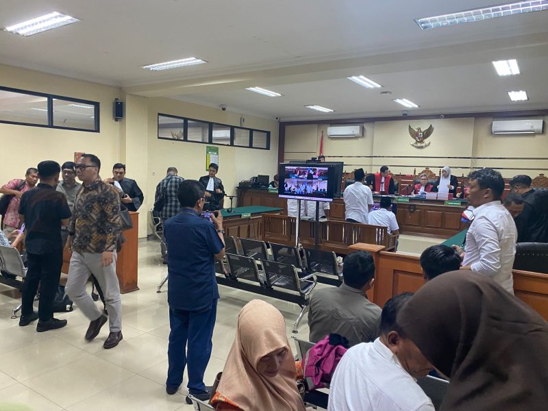 Caption: Empat Terdakwa Kasus Dugaan Korupsi DID PEN Rp 12 Miliar Saat Menjalani Sidang Perdana di Pengadilan Tipidkor Sidoarjo (Sumber Foto: dok/Jatimzone.com)