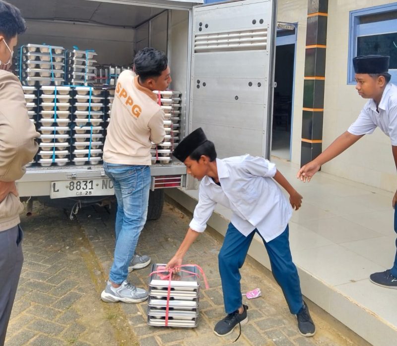 Pendistribusian menu MBG oleh SPPG Pakamban Laok 