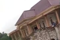 Caption: Screenshot video saat pengerebekan terjadi di salah-satu rumah di Desa Rabasan (Sumber: Jatimzone.com)
