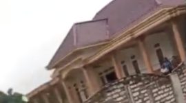 Caption: Screenshot video saat pengerebekan terjadi di salah-satu rumah di Desa Rabasan (Sumber: Jatimzone.com)