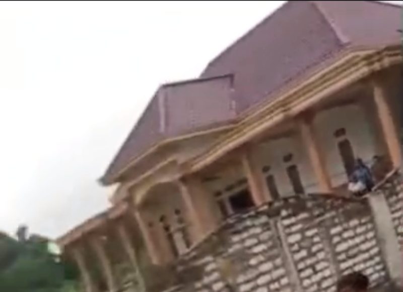 Caption: Screenshot video saat pengerebekan terjadi di salah-satu rumah di Desa Rabasan (Sumber: Jatimzone.com)