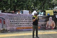 Aksi Jaka Jatim di depan Pengadilan Tipikor Surabaya desak KPK bongkar aktor utama kasus dana hibah Jatim.