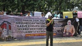 Aksi Jaka Jatim di depan Pengadilan Tipikor Surabaya desak KPK bongkar aktor utama kasus dana hibah Jatim.