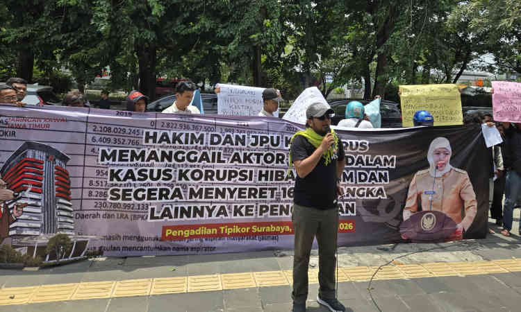 Aksi Jaka Jatim di depan Pengadilan Tipikor Surabaya desak KPK bongkar aktor utama kasus dana hibah Jatim.