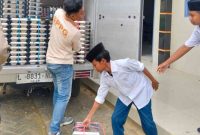 Penyaluran Makanan Bergizi Gratis (MBG) oleh SPPG Pakamban Laok kepada siswa sekolah.