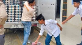 Penyaluran Makanan Bergizi Gratis (MBG) oleh SPPG Pakamban Laok kepada siswa sekolah.