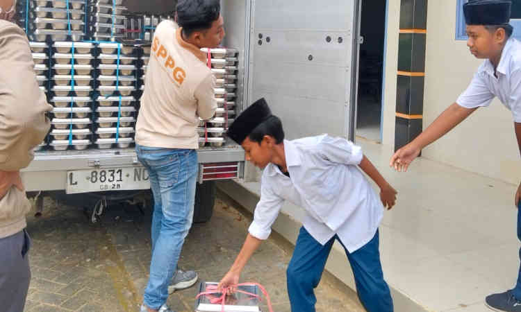 Penyaluran Makanan Bergizi Gratis (MBG) oleh SPPG Pakamban Laok kepada siswa sekolah.