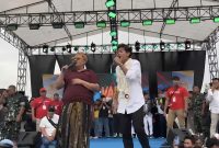 Valen nyanyi bersama Haji Her. 