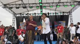 Valen nyanyi bersama Haji Her. 