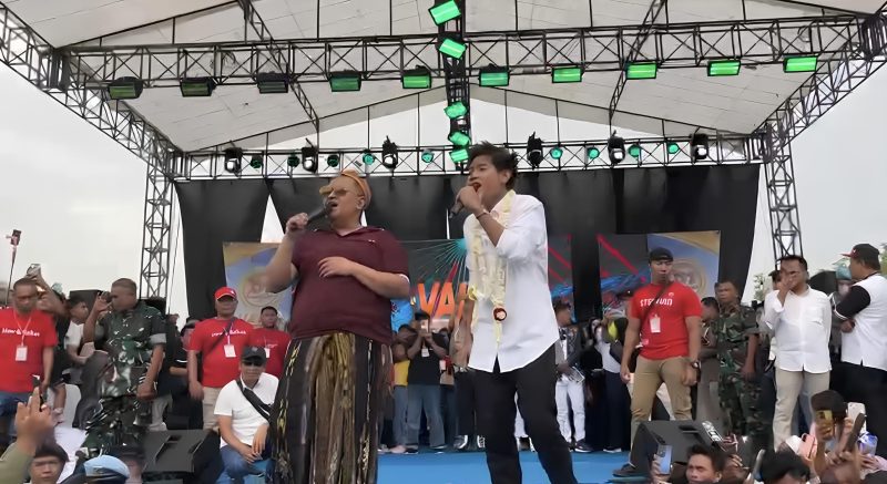 Valen nyanyi bersama Haji Her. 