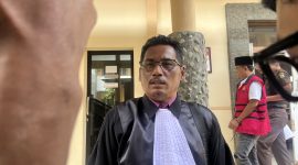 Penasihat hukum terdakwa, Ach. Suhari, Saat diwawancara awak media.