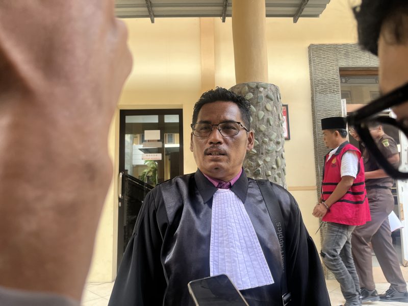 Penasihat hukum terdakwa, Ach. Suhari, Saat diwawancara awak media.
