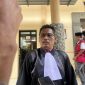 Penasihat hukum terdakwa, Ach. Suhari, Saat diwawancara awak media.