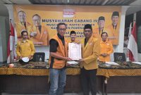 Pengurus DPD HANURA Jawa Timur (kiri) memberikan SK kepada Ach. Suhairi (kanan) sebagai Ketua DPC Partai Hanura Kabupaten Pamekasan. 